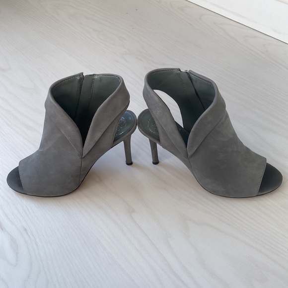 Vince Camuto 6.5M Cholia Grey Leather - Picture 2 of 9